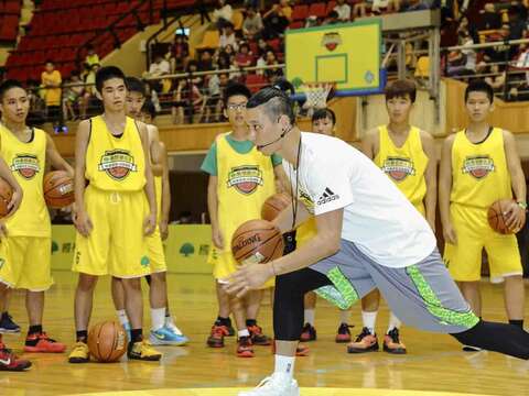林書豪心繫故鄉，回到台灣時也參與籃球訓練營，積極培育籃壇新血。（田明威攝）