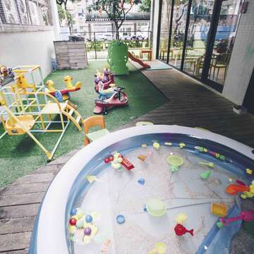CHUCK LAND Cafe的戶外空間是當地小孩的遊戲天堂。（汪正翔攝）