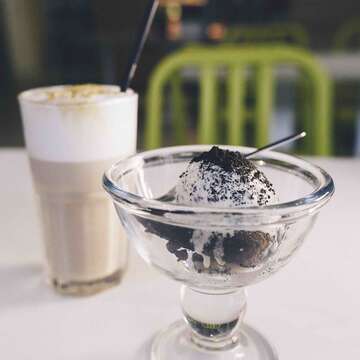 CHUCK LAND Cafe推薦的經典點心─手作香草冰淇淋布朗尼。（汪正翔攝）