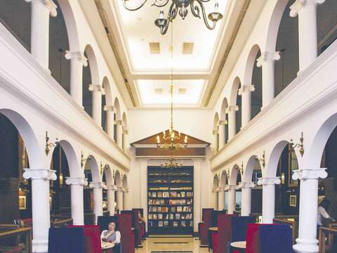 走進Moooon River Cafe & Books,就像是走進一座歐洲的圖書館。(汪正翔攝)