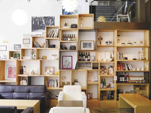 5 Senses Café以時尚連結工業風的內部空間設計,吸引不少偶像劇來此取景。(楊智仁攝)