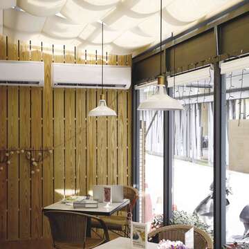 Leisure Kaffe的空間明亮開敞,老闆特別推薦露台處的座位,可感受宜人陽光。(楊智仁攝)
