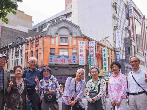 日據時代就讀於建成國小的灣生們，回到台北重溫過往的記憶。(陳正國攝)