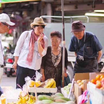 灣生們在松江市場挑選著當年最愛吃的台灣水果。(陳正國攝)