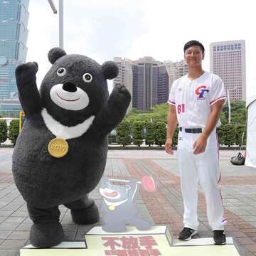 2017世大運培訓選手蘇智傑(右)在「熊讚舉重」主題地景前與熊讚一同合影,要與熊讚一起堅持到底。(高讚賢攝)