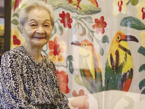 創作能量豐沛的曾鳳麗,受邀於「梅庭好樂-夏日梅庭樂逍遙」活動展出多幅作品,展現熱情與生命力。(楊智仁攝)