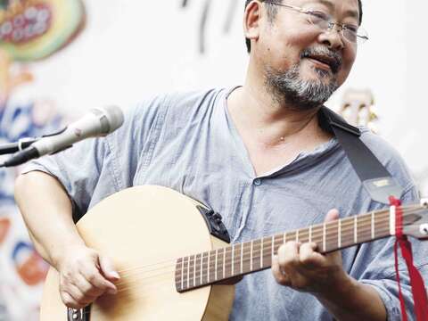 資深音樂人陳明章,是在地北投人,長年致力於振興月琴演奏與那卡西走唱文化,也首次領軍旗下樂團於梅庭開唱。(楊智仁攝) 梅庭好樂FB粉絲頁