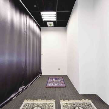 北市府在市政大樓台北探索館中設置了穆斯林祈禱室。（許宜容攝）