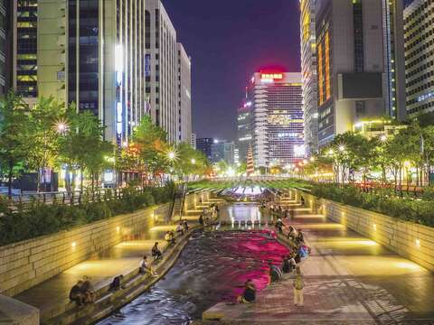 首爾清溪川經整治後煥然一新。（圖／Shutterstock提供）