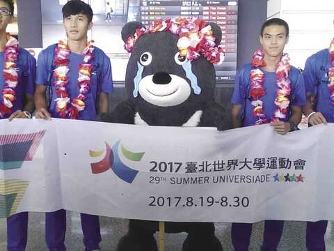 熊讚在機場接風中華隊金牌選手，瞬間感動落淚。（徐雅鈴攝）