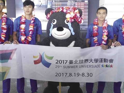 熊讚在機場接風中華隊金牌選手,瞬間感動落淚。(徐雅鈴攝)
