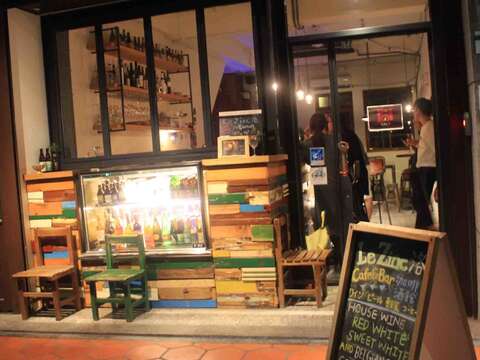 Le Zinc洛Café & Bar呈現大稻埕夜晚摩登的一面。(吳昭輝攝)
