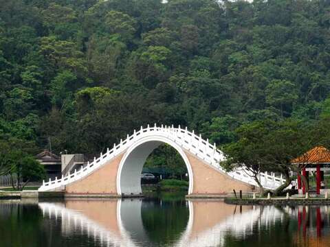 大湖公園的景色，猶若國畫中的潑墨山水躍然眼前。（劉克襄攝）