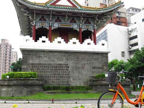 唯一廊柱式建築的小南門,佇立在愛國西路與延平南路口。(李立忠攝)