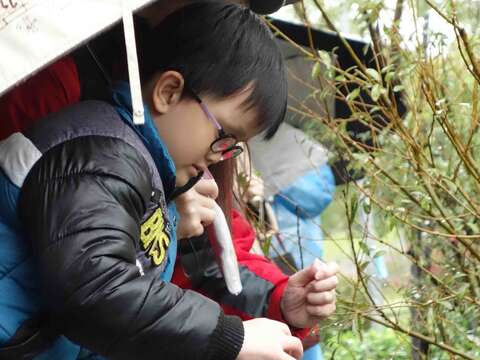 參加大安森林公園螢火蟲野放活動的孩子(王億傑拍攝).jpg