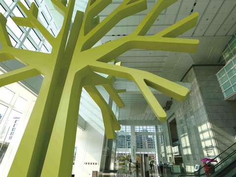 台北101在辦公大樓大廳規劃一個宣傳綠建築的環保角落（Green Corner）。（圖／台北101提供）