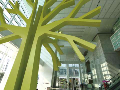 台北101在辦公大樓大廳規劃一個宣傳綠建築的環保角落(Green Corner)。(圖/台北101提供)