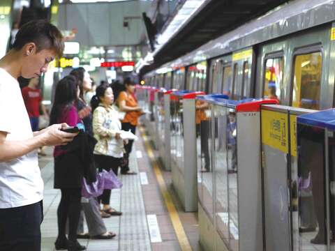 台北各捷運站都有Taipei Free的熱點供民眾免費使用。(張家毓攝)