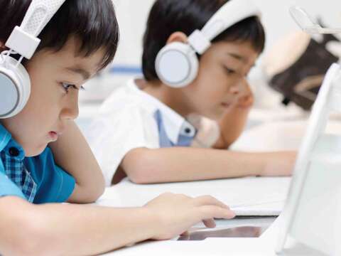 數位學習改變傳統教學方式,讓教與學之間的互動交流更有效率。(圖/Fotolia提供)