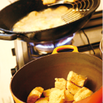 生烤麩炸至金黃色後，先撈起放涼備用，過程中應不時攪拌讓烤麩及其他食材均勻入味。