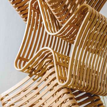 用14片孟宗竹製成的椅子，將象徵台灣原住民族的「祖靈之眼」及「百步蛇紋」的「菱形」發展到極致。（林峻宇攝）