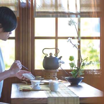 去貓空商圈採摘飽含清晨露珠的茶芯,品嘗回甘好茶。(李明宜攝)