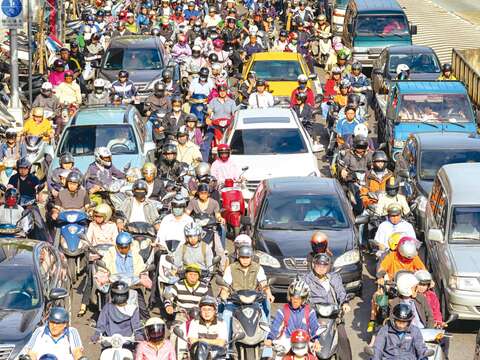 市區道路交通壅塞狀況，造成民眾諸多不便。（圖／Shutterstock提供）