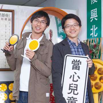 交工處股長吳昶慶（右）及承辦員黃硯聖（左）對台北市交通改善付出心力。（李庭歡攝）