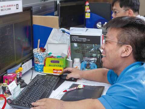 若水國際吳帛翰露出自信的笑容，分享他的工作經驗。（李庭歡攝）