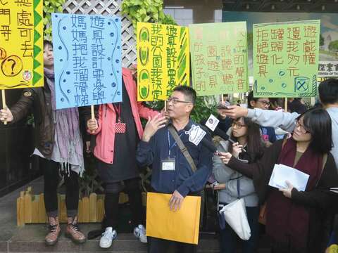 去年10月在市府前召開的記者會，特公盟的媽媽們也帶著她們徹夜討論的開會重點來到現場。（圖／還我特色公園行動聯盟提供，陳昆龍攝）