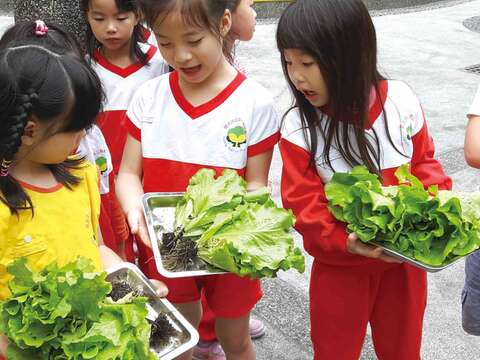 育航幼兒園的小園丁們抱著採收好的作物，從體驗過程中也學習到食材的珍貴。（圖／育航幼兒園提供）