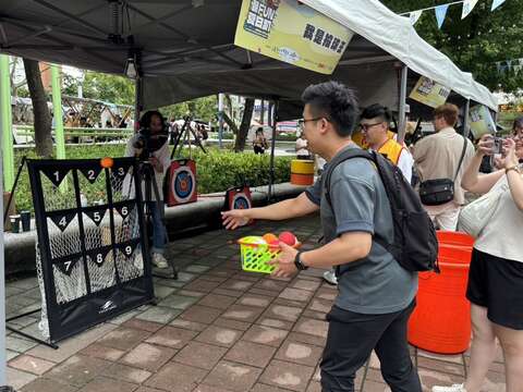 民眾遊玩世壯運體驗遊戲-九宮格投球(圖片來源：臺北市商業處)