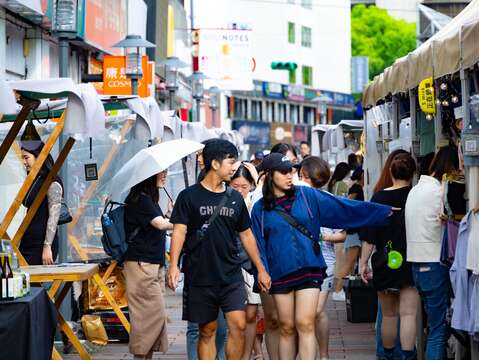 民眾遊逛東區混市集(圖片來源：臺北市商業處)