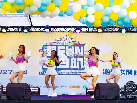Luxy girls精彩的開場表演(圖片來源：臺北市商業處)
