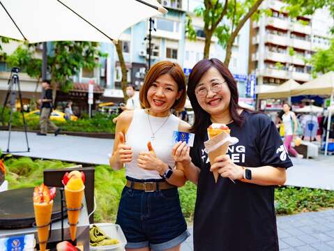 林副市長與米克班可麗餅專賣店老闆合照(圖片來源：臺北市商業處)