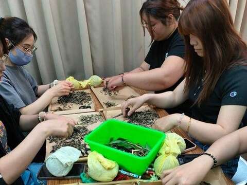 學員將植物剪碎調配藥草包(圖片來源：臺北市政府工務局公園路燈工程管理處)
