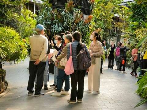 大家都很認真聽志工老師講解！(圖片來源：臺北市政府工務局公園路燈工程管理處)