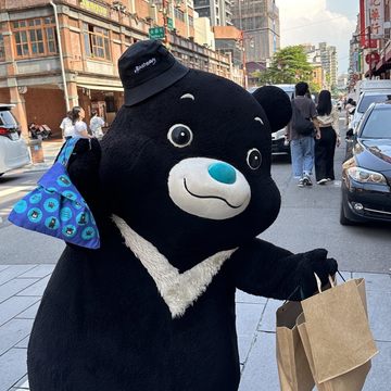 大稻埕商圈消費滿額兌換限量的「熊讚手腕袋」，民眾趕緊把握機會，來到大稻埕商圈走走逛逛！(圖片來源：臺北市政府觀光傳播局)