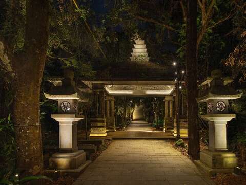竹柏參道夜間光環境營造-光引謐徑，龍嗥亭與石燈籠(圖片來源：臺北市政府工務局公園路燈工程管理處)