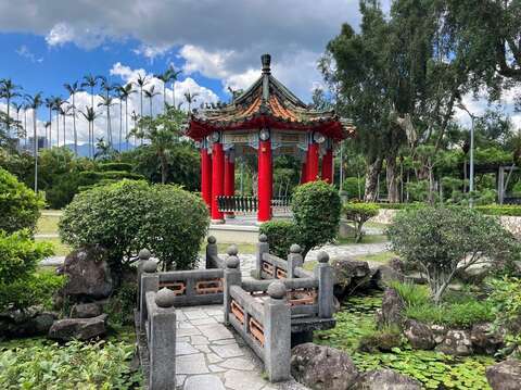 中式庭園以假山、曲池、八角亭等營造古典庭園風貌(圖片來源：臺北市政府工務局公園路燈工程管理處)