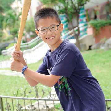 劉逸杰最喜歡棒球,常看棒球比賽。(圖/石牌國小提供)