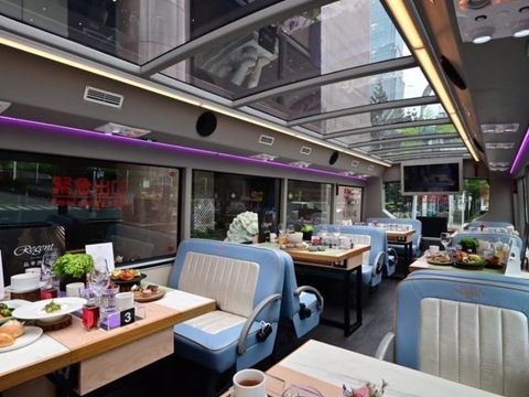 「臺北市雙層餐車」提供17時及19時30分兩個時段之經典晚宴。(圖片來源：臺北市政府觀光傳播局)