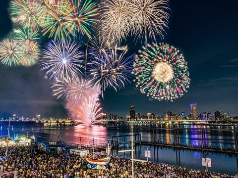 2024「大稻埕夏日節」煙火秀，融合造型煙火及水上煙火，帶來今夏最浪漫壯觀的七夕情人節煙火秀。  (圖片來源：臺北市政府觀光傳播局)