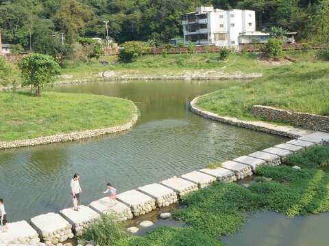 內溝溪生態豐富，適合親子同遊。（陳佳君攝）