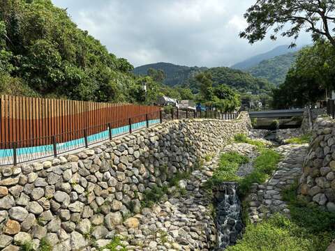 重新整治的溪流，改善原本三面光的河床(圖片來源：臺北市政府工務局大地工程處)