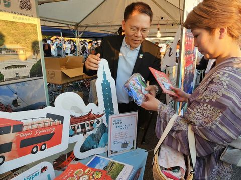 北市府觀傳局長王秋冬在「松山港祭・三津濱花火大會」台北攤位向日本民眾推薦台北觀光(圖片來源：臺北市政府觀光傳播局)