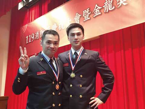 郭乃誠（左）、楊峯昆（右）於今年119消防節獲頒「金龍獎」殊榮。（圖／楊峯昆提供）