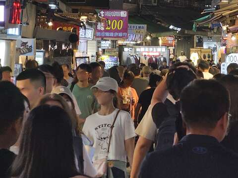士林夜市商圈豐富美食小吃及服飾百貨吸引眾多人潮(圖片來源：臺北市商業處)