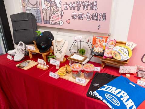 士林夜市商圈超過150間特色店家，美食與服飾配件等非常多元(圖片來源：臺北市商業處)