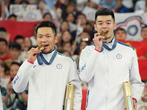臺灣黃金羽球男雙組合選手王齊麟、李洋8月4日在巴黎奧運為我國摘下本屆首面金牌，更成為奧運史上首對完成2連霸的羽球男雙組合。(圖片來源：中華奧會提供)